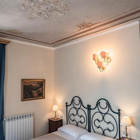 Alojamento de Acomodação e Pequeno-almoço Palazzo Dei Pavoni, Relais Di Charme LʼAquila